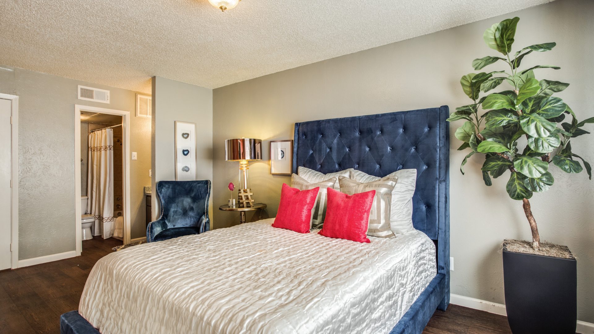 Discover The Hive in Dallas, offering beautiful apartments with stylish and cozy bedrooms. Experience charm and convenience in a prime location.